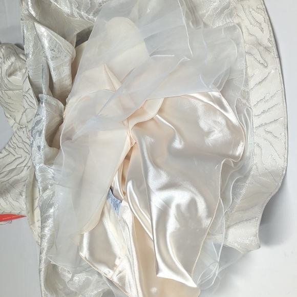 MONIQUE LHUILLIER white and silver Women's dress size 10. - Picture 13 of 16